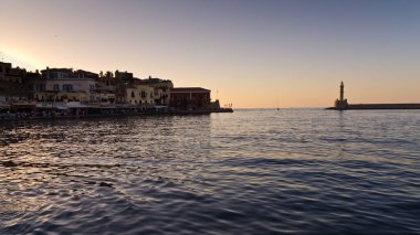 Günbatımında deniz feneri bulunan Chania limanının panoramik manzarası, Girit, Yunanistan