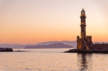 Günbatımında deniz feneri bulunan Chania limanının panoramik manzarası, Girit, Yunanistan