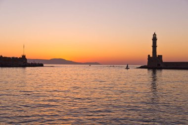 Günbatımında deniz feneri bulunan Chania limanının panoramik manzarası, Girit, Yunanistan