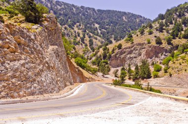 Yunanistan 'ın Girit adasının orta kesimindeki dağlar boyunca manzara ve yol