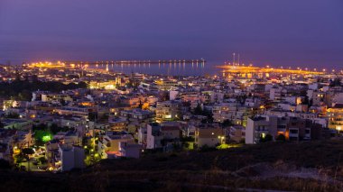 Yunanistan 'ın Girit adasında, alacakaranlıkta bir limanı olan Rethymno şehri