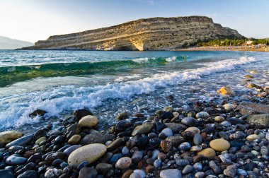 Matala plajının manzarası ve 60 'lı ve 70' li yıllarda hippiler tarafından kullanılan mağaraları olan ünlü bir rock.