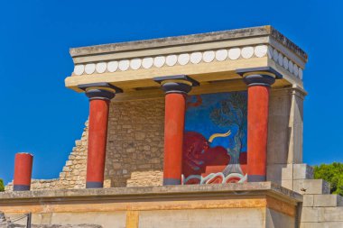 Knossos Sarayı 'nın kuzey girişi boğa freski ile süslenmiş. Heraklion limanının sonunda yer almaktadır..