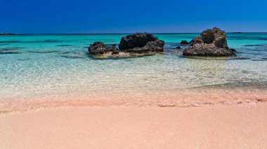 Elafonisi (Geyik Adası) dünyadaki cennet gibidir ve Yunanistan 'ın Girit adası olan pembe mercan kumu ve kristal suları olan harika bir plaja sahiptir.