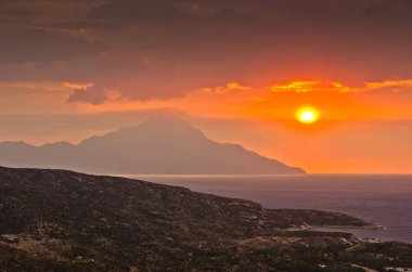 Yunanistan 'daki kutsal Athos dağında fırtınalı gökyüzü ve gün doğumu