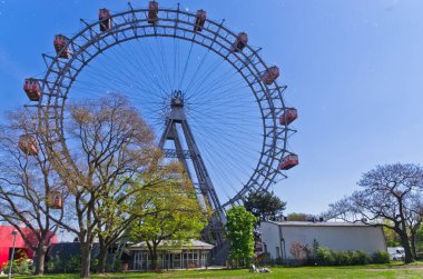 Viyana 'nın Viyana' daki Viyana eğlence parkında 1897 'de inşa edilen Wiener Riesenrad adlı dev tekerlek.