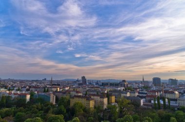 Günbatımında Viyana şehir manzarası, birçok farklı yaş, tarz ve renkler, Avusturya