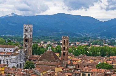 Lucca şehrinin katedrali ve çevresindeki dağları ile Tuscany, İtalya