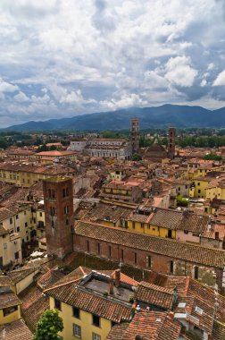 Lucca şehrinin katedrali ve çevresindeki dağları ile Tuscany, İtalya
