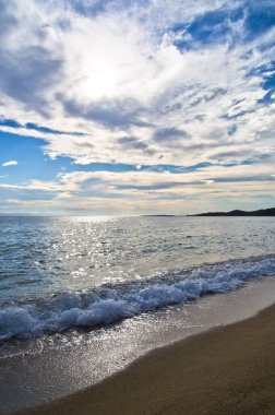Küçük Yunan köyü Toroni, Sithonia, Yunanistan 'daki güzel kumlu plaj