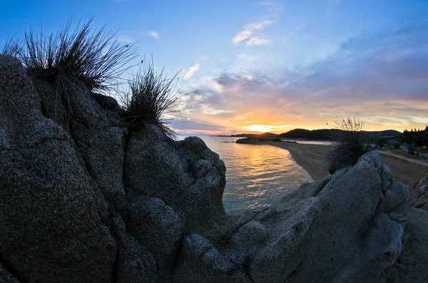 Klippor Sand Hav Och Strand Med Liten Grotta Vid Solnedgången — Stockfoto