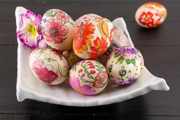 Украшенные пасхальные яйца на тарелке — стоковое фото