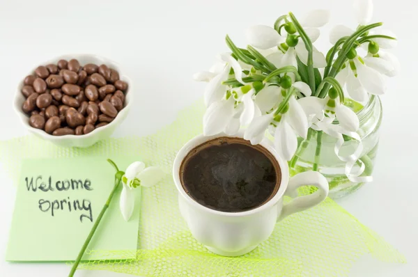 Frühlingskaffeepause mit Bonbons — Stockfoto