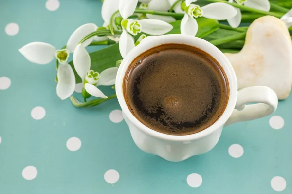Tasse Kaffee und frische Schneeglöckchen — Stockfoto