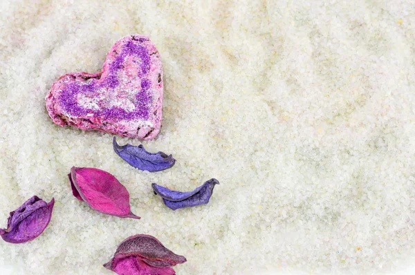 Galleta en forma de corazón y pétalos de flor —  Fotos de Stock