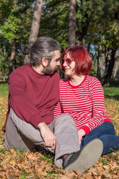 公園で幸せなカップル — ストック写真