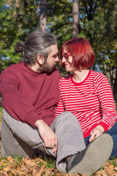 Casal feliz no parque — Fotografia de Stock