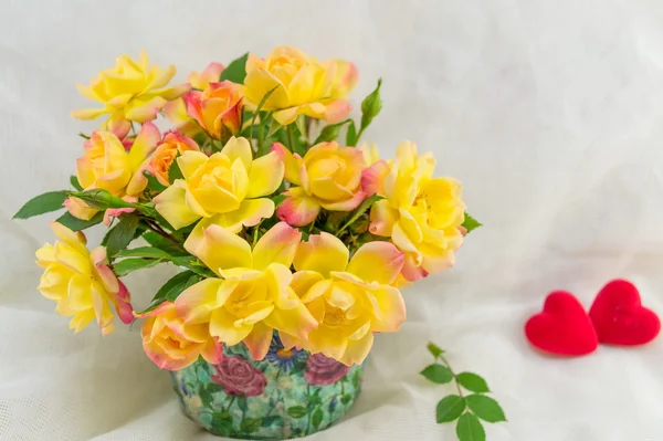 Gele rozen boeket en kleine harten — Stockfoto