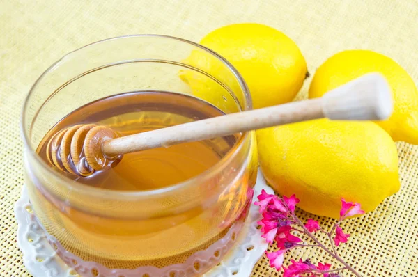 Jar of honey and three lemons — Stock Photo, Image