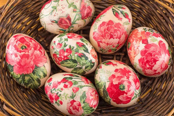 Zdobené velikonoční vejce v košíku zblízka — Stock fotografie