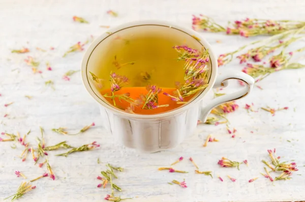 Té caliente de hierba amarga en una taza de té — Foto de Stock