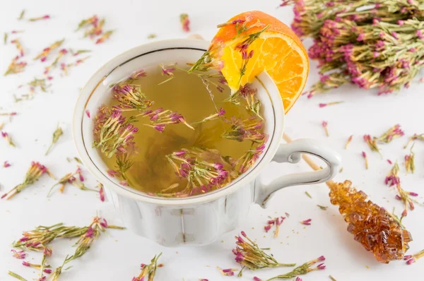 Té caliente de hierba amarga en una taza de té — Foto de Stock