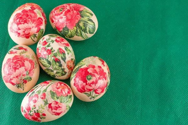 Верхний вид украшенных пасхальных яиц — стоковое фото