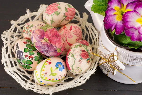 Uova di Pasqua decorate in un cesto — Foto Stock