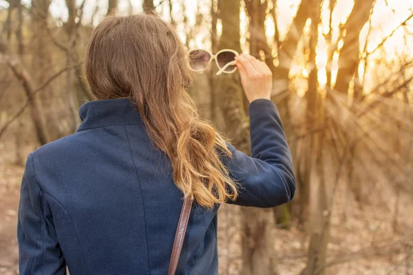 Flicka på fotvandring resa njuter av solen — Stockfoto