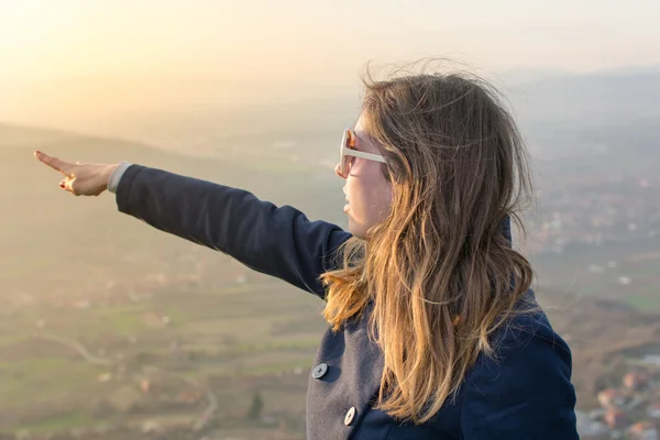 Dziewczyna na pieszej wycieczki z widokiem — Zdjęcie stockowe