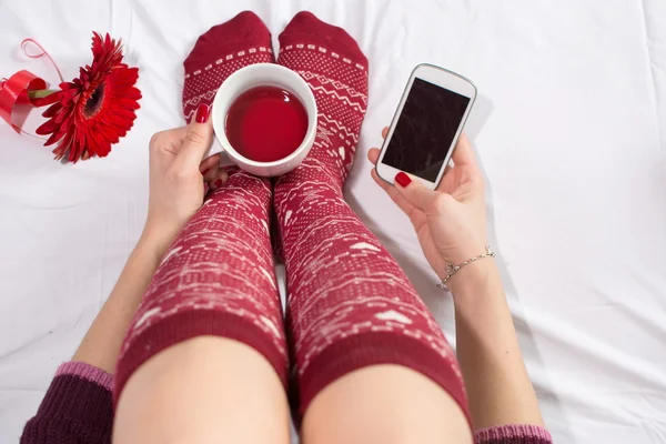 Mujer tomando una taza de té y mensajes de texto —  Fotos de Stock