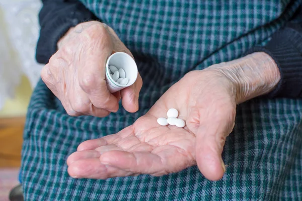 Avó tomando pílulas — Fotografia de Stock