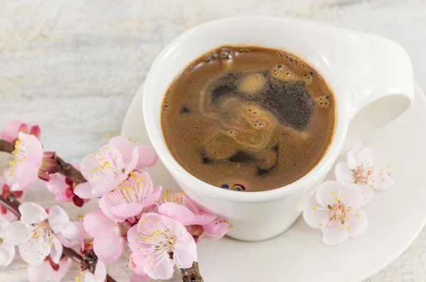 Tasse Kaffee mit Kirschblütenblüten — Stockfoto