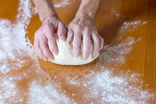 Mãos de um padeiro masculino que faz pão — Fotografia de Stock