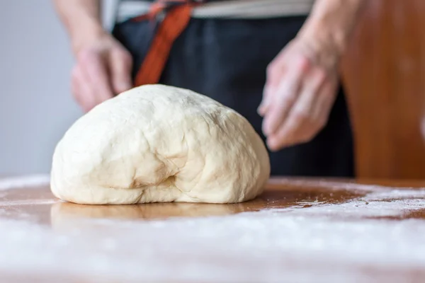 Baker face pâine pe masă — Fotografie, imagine de stoc