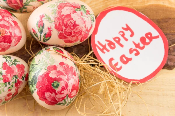 Paskalya yumurtaları masanın üzerine dekore edilmiştir — Stok fotoğraf