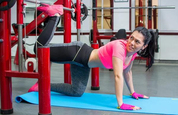 Fille faisant jambe et fessier séance d'entraînement à la salle de gym — Photo