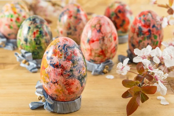 Malovaná velikonoční vajíčka ve vlastní vajíčka — Stock fotografie