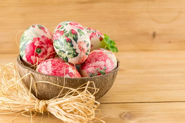 装饰的椰子壳中的复活节彩蛋 — 图库照片