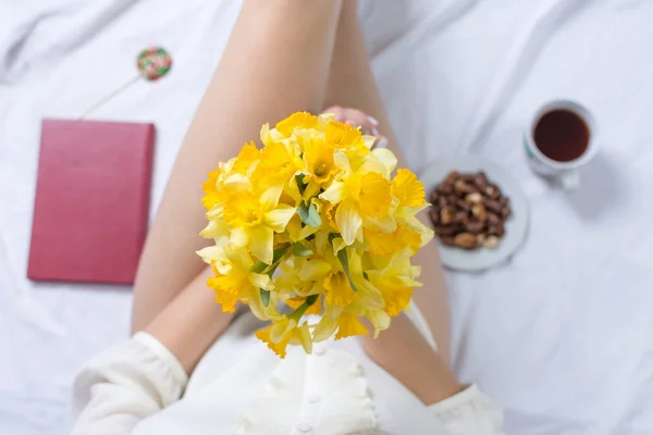 Donna con fiore di narciso — Foto Stock