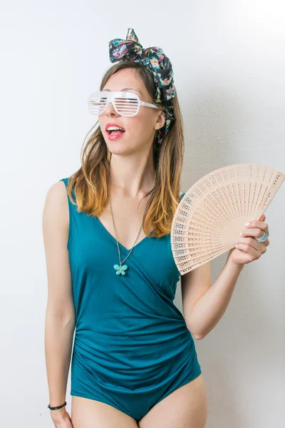 Mulher de fato de banho segurando ventilador de mão — Fotografia de Stock