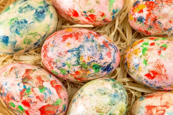 Раскрашенные пасхальные яйца на соломенном гнезде — стоковое фото