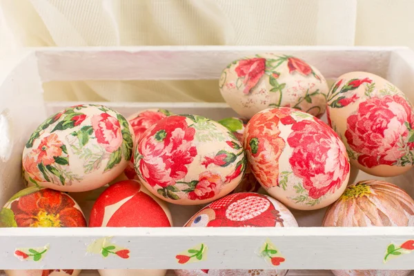 Velikonoční vajíčka v dřevěné krabici — Stock fotografie