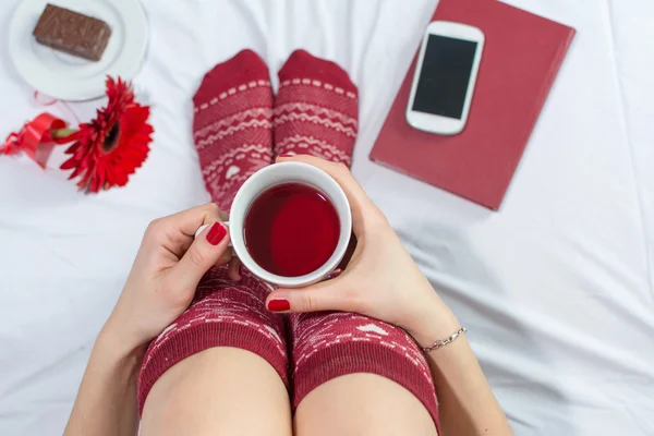 Nő, miután egy csésze teát az ágyban — Stock Fotó