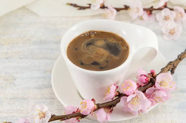 Чашка кави з вишневими квітами — стокове фото
