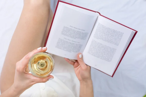 Frau mit einem Glas Wein im Bett — Stockfoto