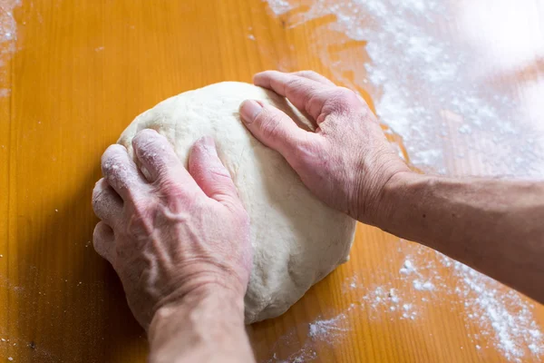 Руки пекаря-мужчины, делающего хлеб — стоковое фото