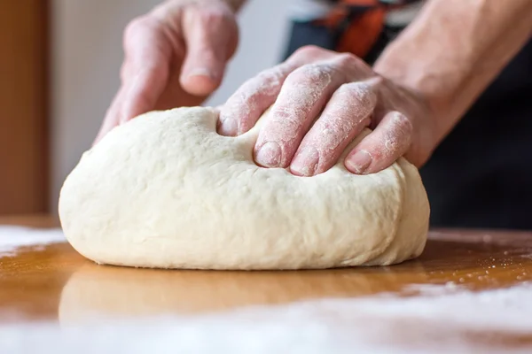 Baker faz pão na mesa — Fotografia de Stock