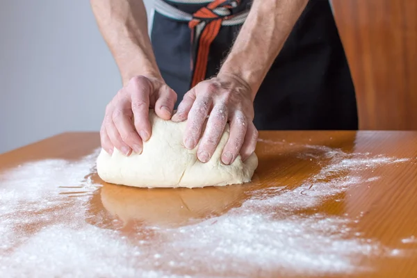 Baker faz pão na mesa — Fotografia de Stock