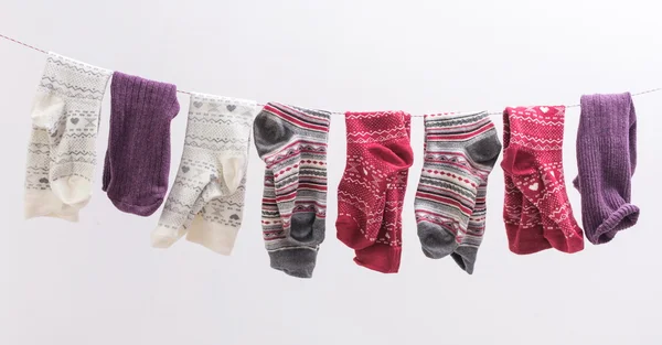 Різні шкарпетки висять на дроті — стокове фото
